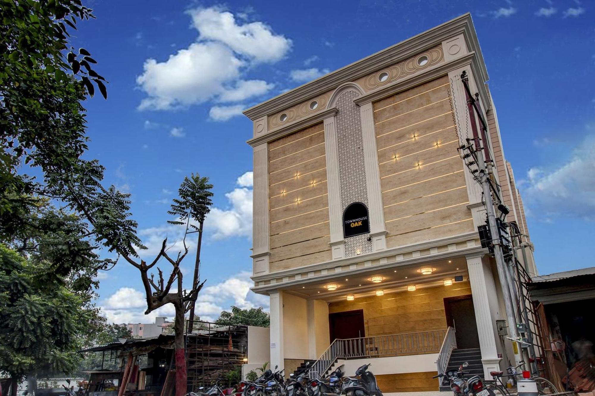 Super Townhouse Oak Aurelia Grand Hotel Lucknow Exterior foto